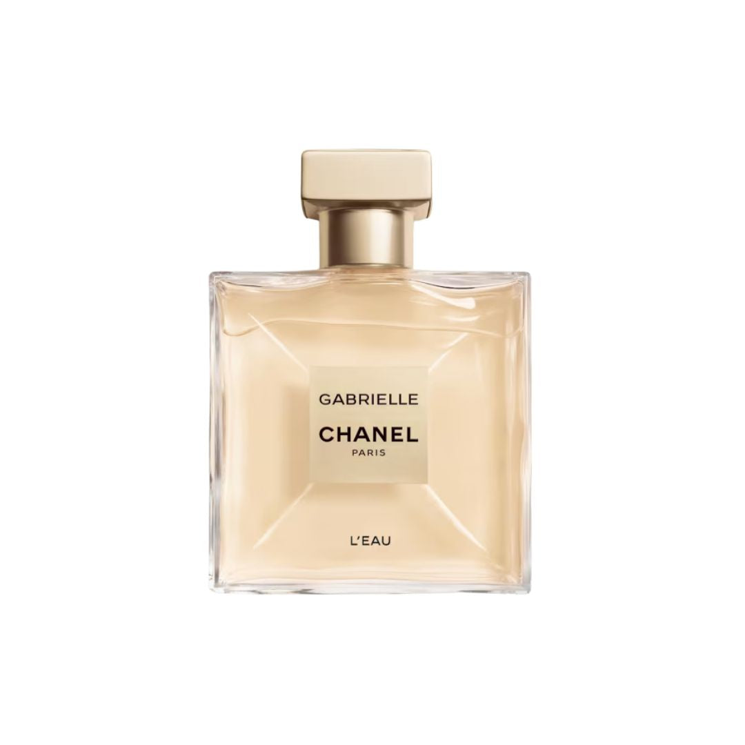 Chanel Gabrielle L'Eau EDT 100ml, a square bottle of ultra-thin glass with a rosy beige-gold cap, suggesting a weightless, fresh, and sparkling fruity-floral feminine scent.